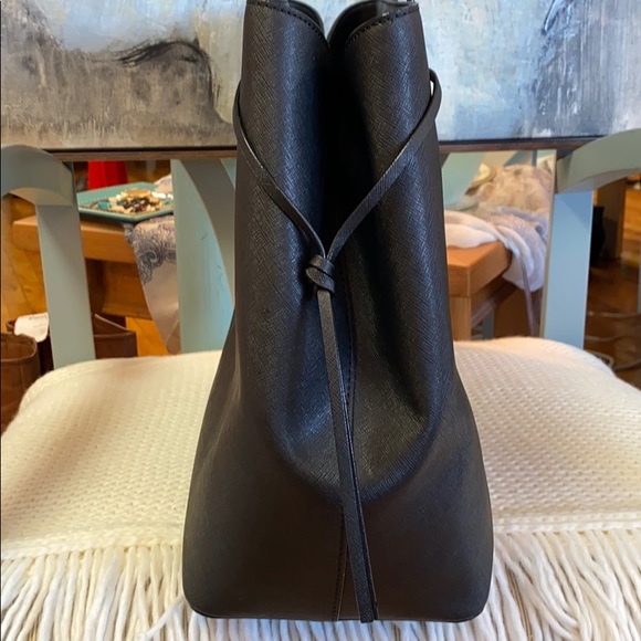 *SOLD*Kate Spade Ari Laurel Way Black Leather Tote - Picture 3 of 12